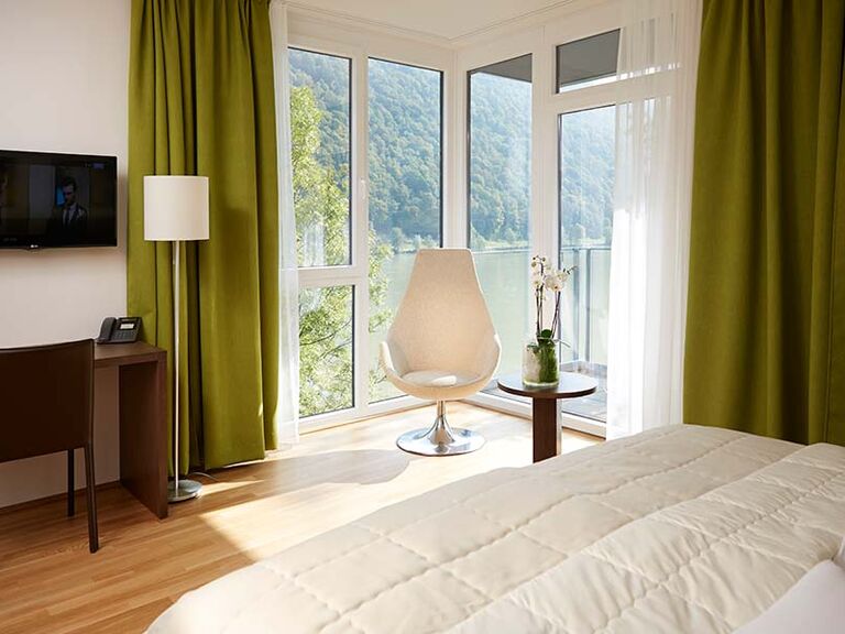 Premium room with a view of the Danube and modern furnishings